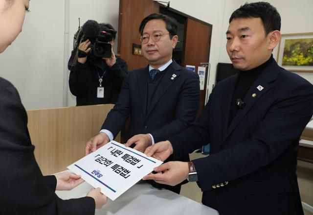 김용민 더불어민주당 원내정책수석부대표(오른쪽)와 김승원 국회 법제사법위원회 야당 간사가 지난해 12월 오전 국회 의안과에 '김건희 여사 특검법안'과 '내란 특검법안'을 제출하고 있다. 고영권 기자