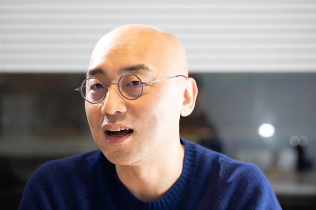 가수 하림(본명 최현우)이 2023년 12월 6일 서울 중구 한국일보에서 인터뷰를 하고 있다. 이한호 기자
