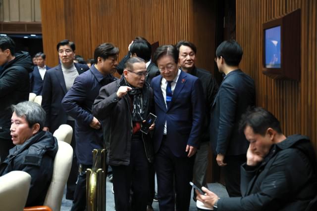 12월 4일 오전 0시 58분 계엄해제 의결 직전 위성락 더불어민주당 의원이 이재명 대선 후보에게 미국과의 대화 상황을 전하고 있다. 위성락 의원실 제공