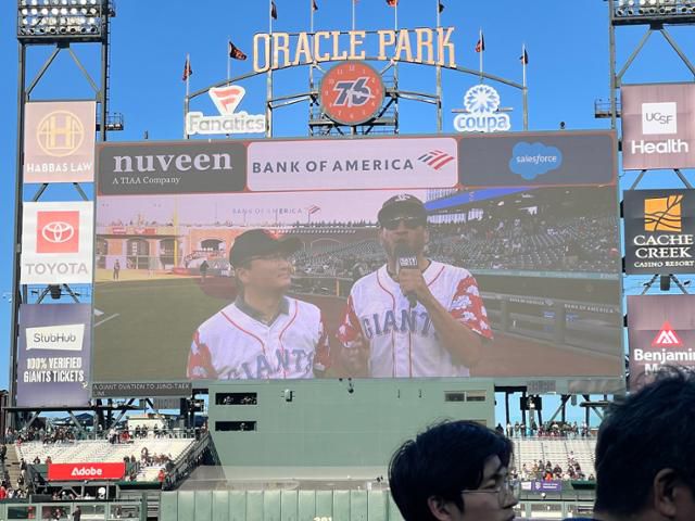 13일 미국 캘리포니아주 샌프란시스코 오라클 파크에서 경기 시구자로 나선 임정택 샌프란시스코 총영사가 '바람의 손자' 유니폼을 착용하고 구단 관계자와 인터뷰하고 있다. 샌프란시스코 총영사관 제공