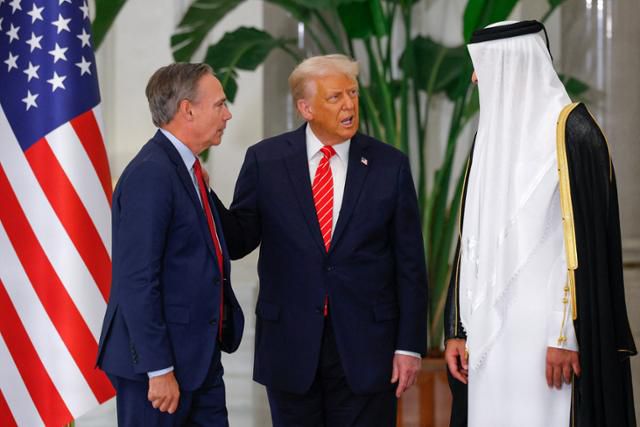 도널드 트럼프(가운데) 미국 대통령이 14일 카타르 루사일의 루사일궁에서 국빈만찬에 참석하기에 앞서 미국 항공기 제조업체 보잉의 켈리 오트버그(왼쪽) 최고경영자(CEO), 카타르의 셰이크 타밈 빈 하마드 알사니 군주(에미르)와 대화하고 있다. 루사일=로이터 연합뉴스