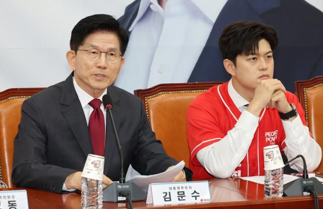 김문수 국민의힘 대선 후보가 15일 국회에서 열린 중앙선거대책위원회 회의 및 임명장 수여식을 마친 뒤 발언하고 있다. 오른쪽은 김용태 비상대책위원장. 연합뉴스