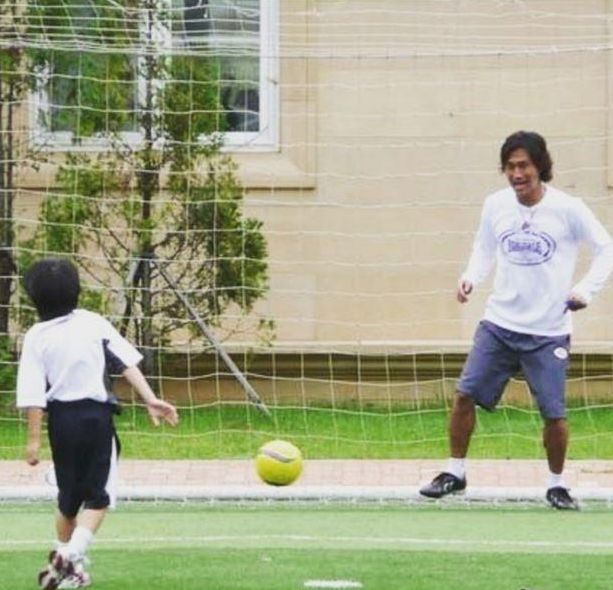 2007년 KBS 방송 예능 프로그램 ‘날아라 슛돌이’에서 고 유상철(오른쪽) 감독과 당시 6세였던 이강인이 축구 연습을 하고 있다. 이강인 인스타그램 계정 캡처