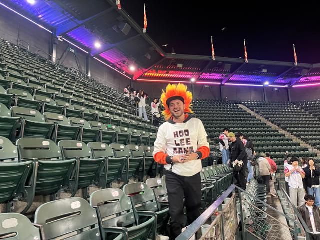 13일 미국 캘리포니아주 샌프란시스코 오라클 파크에서 샌프란시스코 자이언츠 소속 이정후의 팬클럽 '후리건스'를 결성한 카일 스밀리가 후리건스를 상징하는 불꽃 모양 가발을 쓴 채 웃고 있다. 샌프란시스코=이서희 특파원