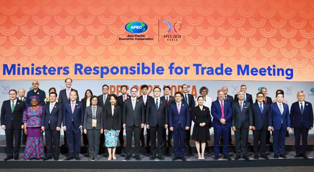 15일 제주 서귀포 제주국제컨벤션센터에서 열린 APEC 2025 통상장관회의 개회식에서 정인교 산업통상자원부 통상교섭본부장이 제이미슨 그리어 미국 무역대표부(USTR) 대표, 리청강 중국 상무부 국제무역담판대표 겸 부부장 등 참석자들과 기념촬영하고 있다. 산업통상자원부 제공