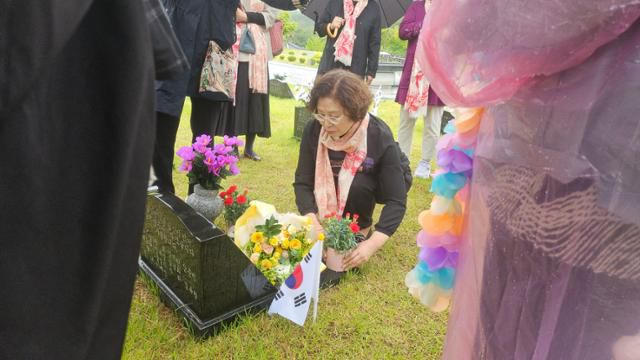 16일 광주 북구 국립5·18민주묘지를 찾은 5·18 성폭력 피해자 김선옥씨가 전옥주씨의 묘소에 헌화하고 있다. 광주=김진영 기자