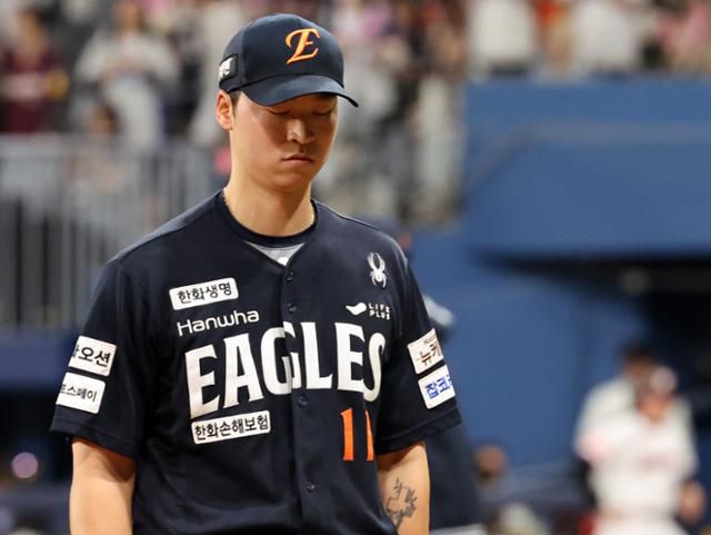 엄상백이 9일 서울 고척스카이돔에서 열린 키움전에서 4회말 강판되고 있다. 뉴스1