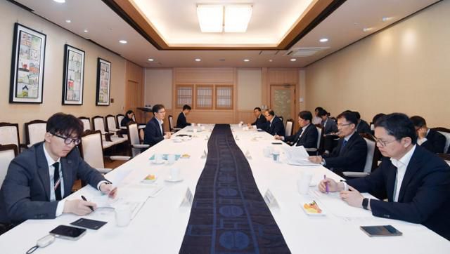 정부 관계자들이 16일 서울 종로구 정부서울청사에서 '제45차 물가관계차관회의'를 주재하고 있다. 기획재정부 제공