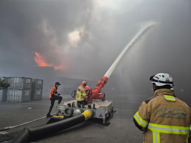 17일 광주 광산구 금호타이어 공장 화재 현장에 설치된 대용량포방사시스템에서 물줄기가 뿜어져 나오고 있다. 소방청 제공