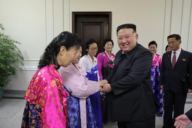 김정은 북한 국무위원장이 2023년 12월, 11년 만에 개최된 제5차 전국어머니대회에서 참가자와 악수하고 있다. 평양 노동신문=뉴스1