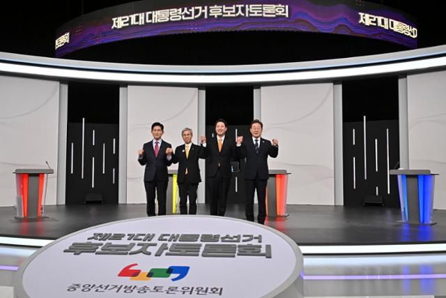 18일 서울 마포구 SBS프리즘타워에서 열린 중앙선거방송토론위원회 주관 제21대 대통령선거 후보자 토론회에서 각 정당 대선 후보들이 선전을 다짐하고 있다. 왼쪽부터 국민의힘 김문수, 민주노동당 권영국, 개혁신당 이준석, 더불어민주당 이재명 대선 후보. 뉴시스