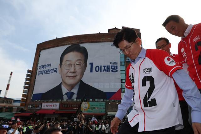 김문수 국민의힘 대통령 후보가 14일 경남 밀양시 밀양관아 앞에서 유세를 마치고 나서고 있다. 뉴스1