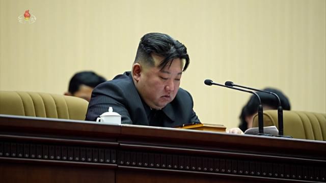 김정은 북한 국무위원장이 2023년 12월 평양체육관에서 열린 제5차 전국어머니대회에서 저출산 문제를 주제로 하는 리일환 당비서의 대회보고 도중 눈물을 흘리고 있다. 조선중앙TV 화면·연합뉴스