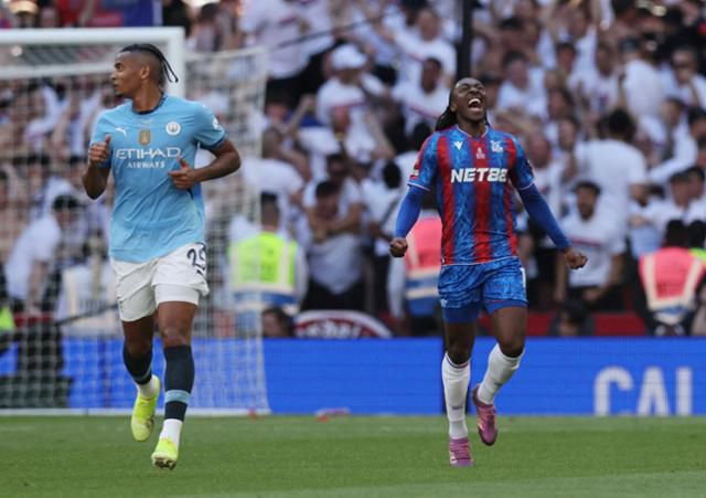 크리스털 팰리스의 에버레치 에제(오른쪽)가 18일 영국 런던의 웸블리 스타디움에서 열린 맨체스터 시티와 2024~25시즌 FA컵 결승전에서 전반 선제골을 넣은 뒤 기뻐하고 있다. 런던=로이터 연합뉴스