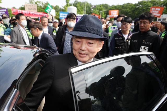 안창호 국가인권위원회 위원장이 18일 광주광역시 북구 국립 5·18민주묘지에서 열린 5·18민주화운동 45주년 기념식에 참석하기 위해 기념식장에 도착한 뒤 시민 단체의 항의에 발길을 돌리고 있다. 연합뉴스