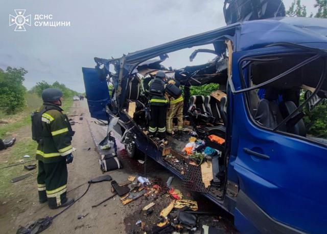 우크라이나 응급 서비스 구조대원들이 17일 우크라이나 수미 지역 빌로필리아 마을에서 러시아 무인기(드론)의 공격을 받아 숨진 민간인 버스 승객들의 시신을 수습하고 있다. 우크라이나 응급 서비스가 제공한 사진. 수미=AP 연합뉴스