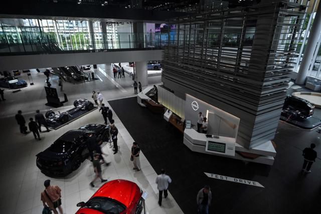 자동차를 보러 온 방문객들이 13일 일본 가나가와현 요코하마시의 한 닛산 전시장을 둘러보고 있다. 요코하마=AFP 연합뉴스