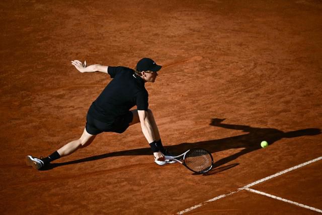 얀니크 신네르(이탈리아)가 18일 이탈리아 로마에서 열린 남자프로테니스(ATP) 투어 BNL 이탈리아 인터내셔널 단식에서 카를로스 알카라스(스페인)를 상대로 백핸드 샷을 시도하고 있다. 로마=AFP 연합뉴스