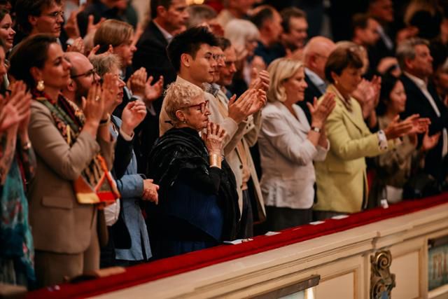 마리나 말러(첫 줄 왼쪽 네 번째)가 9일 클라우스 메켈레와 로열 콘세르트헤바우 오케스트라가 말러 교향곡 1번을 연주한 후 감격에 겨운 듯 양손을 맞잡고 있다. 콘세르트헤바우 제공 ⓒEduardus Lee