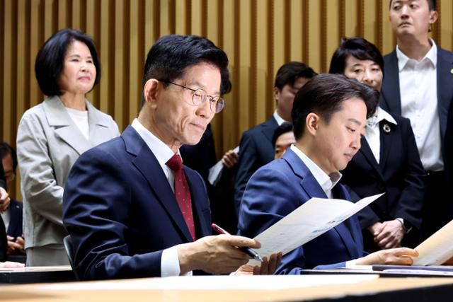 김문수(앞줄 왼쪽) 국민의힘 대선 후보와 이준석 개혁신당 대선 후보가 19일 오전 서울 중구 서울시청에서 열린 약자와 동행하는 서울 토론회에 참석해 있다. 하상윤 기자