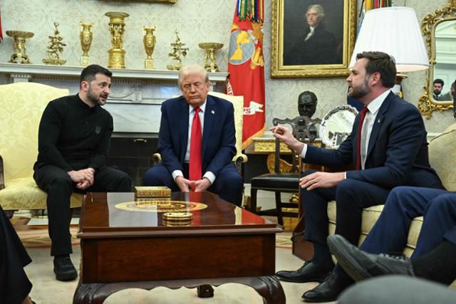 올 2월 28일 미 백악관에서 진행된 미-우크라이나 정상회담에서 언쟁을 벌이는 볼로디미르 젤렌스키 우크라이나 대통령과 JD 밴스 미 부통령. AFP 연합뉴스