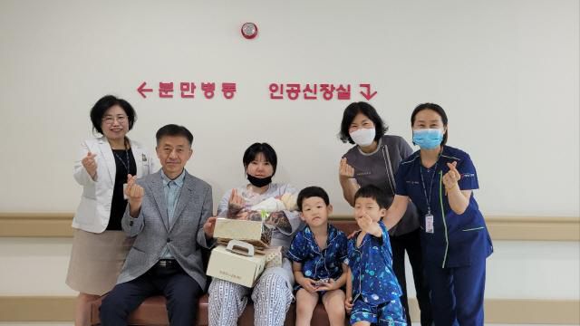 지난해 5월 21일 강원 영월군 영월의료원에서 21개월 만에 아이가 태어났다. 서영준(왼쪽 두 번째) 원장과 의료진이 아이를 품에 안은 산모(가운데)를 축하해주고 있다. 영월의료원 제공