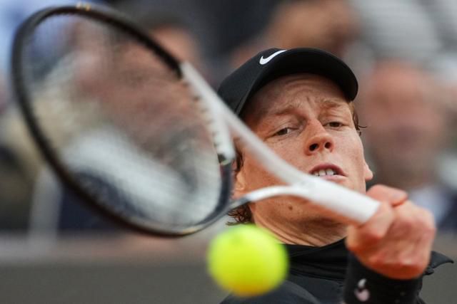 얀니크 신네르(이탈리아)가 18일(현지시간) 이탈리아 로마에서 열린 남자프로테니스(ATP) 투어 BNL 이탈리아 인터내셔널 단식에서 카를로스 알카라스(스페인)를 상대로 백핸드 샷을 시도하고 있다. 로마=AP 연합뉴스