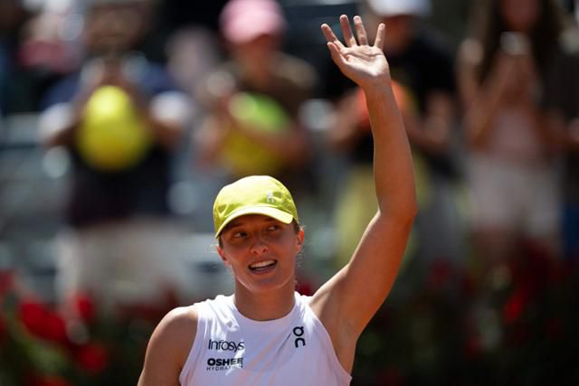 이가 시비옹테크(폴란드)가 8일 이탈리아 로마에서 열린 여자프로테니스(WTA) 투어 BNL 이탈리아 인터내셔널에서 2회전 승리 후 활짝 웃고 있다. 로마=AFP 연합뉴스