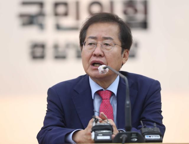 2021년 10월 4일 홍준표 당시 국민의힘 대선 예비후보가 경남 창원시 의창구 경남도당에서 열린 'jp희망캠프 경남선대위 임명장 수여식'에 참석해 발언하고 있다. 평소 선호하는 빨간색 넥타이를 착용하고 있는 모습이 눈에 띈다. 창원=연합뉴스