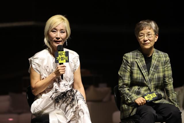 배우 이혜영이 19일 서울 중구 국립극단 명동예술극장에서 열린 연극 '헤다 가블러' 기자간담회에서 인사말을 하고 있다. 연합뉴스