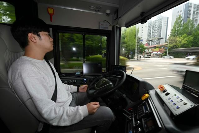 자율주행 버스 '주야로'가 운행되고 있는 모습. 안양=강예진 기자