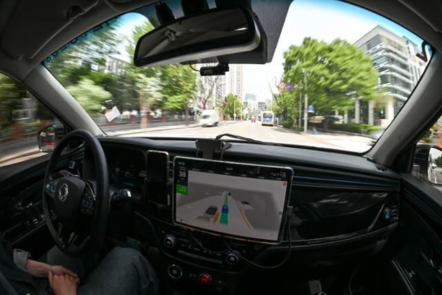 SWM이 개발한 소프트웨어가 탑재된 자율주행 택시(로보택시) 내부. 자율주행 시 도로 상황이 실시간으로 차량 내부 중앙 디스플레이에 표시되고 있다. 안양=정다빈 기자