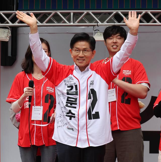 김문수 국민의힘 대선 후보가 19일 오전 서울 중구 청계광장에서 열린 “청년이 바라는 대한민국“ 정책공약에 참석해 인사하고 있다. 하상윤 기자