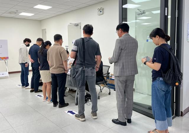 20일 베트남 하노이 주베트남 한국대사관에 마련된 21대 대선 재외국민 선거 투표소에서 시민들이 투표 용지를 받기 위해 대기하고 있다. 하노이=허경주 특파원