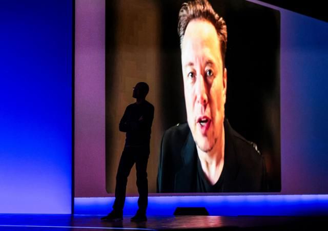 사티아 나델라(왼쪽) 마이크로소프트 최고경영자(CEO)가 19일 '마이크로소프트 빌드 2025' 행사에서 기조연설 도중 일론 머스크 xAI 창업자가 등장한 녹화 영상을 지켜보고 있다. 시애틀=AFP 연합뉴스