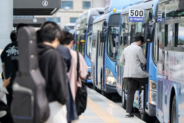 13일 서울 중구 서울역 버스환승센터에서 시민들이 버스를 이용하고 있다. 뉴스1