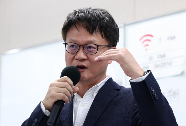 류정환 SKT 네트워크인프라 센터장이 19일 서울 중구 삼화타워에서 과학기술정보통신부의 SKT 침해사고 관련 민관합동 조사결과 브리핑에 대한 SKT 입장을 발표하고 있다. 뉴스1