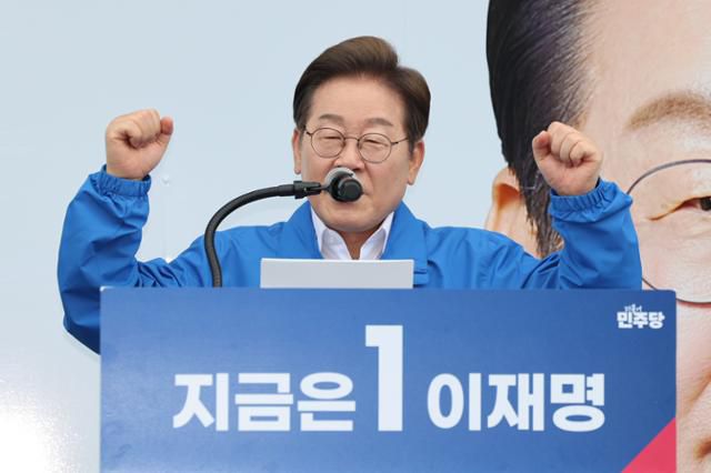 이재명 더불어민주당 대선 후보가 16일 전북 익산시 익산역 동부광장에서 열린 유세에서 연설하고 있다. 뉴시스