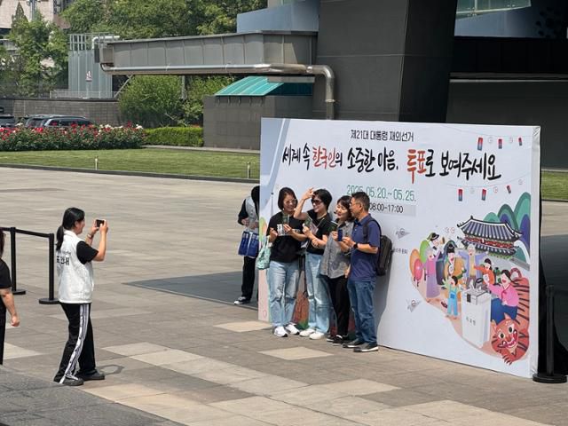 제21대 대통령 재외국민선거가 시작된 20일 중국에 거주하는 교민들이 투표소가 마련된 베이징 주중한국대사관에서 투표 인증샷을 찍고 있다. 베이징=이혜미 특파원