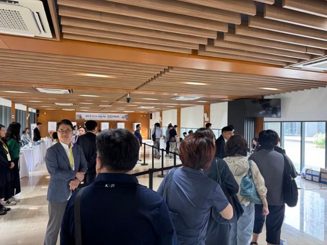 재21대 대통령 재외국민선거가 시작된 20일 중국에 거주하는 교민들이 투표소가 마련된 베이징 주중한국대사관에서 줄을 서고 있다. 베이징=이혜미 특파원