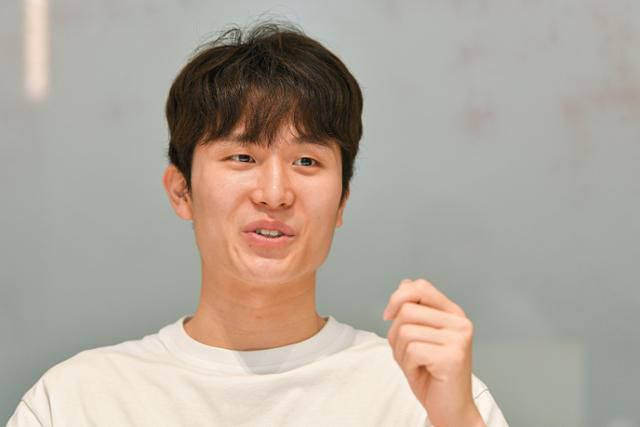 양준석이 올 시즌 우승 과정에서의 기여도와 새 시즌 연봉협상에 대한 질문을 받자 웃음기 섞인 표정으로 답하고 있다. 남동균 인턴기자