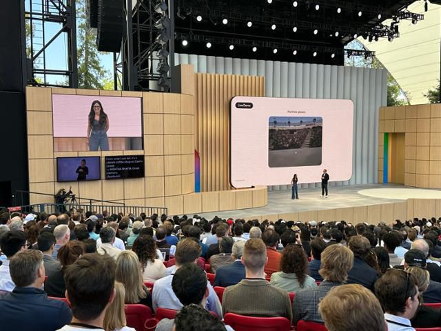 20일 미국 실리콘밸리 구글 본사에서 열린 연례 개발자 회의(I/O)에서 확장현실 담당 직원들이 스마트 안경 시제품을 시연하고 있다. 안경을 착용한 사람의 눈앞에 보이는 장면을 안경이 사진 촬영해주고 있다. 실리콘밸리=이서희 특파원