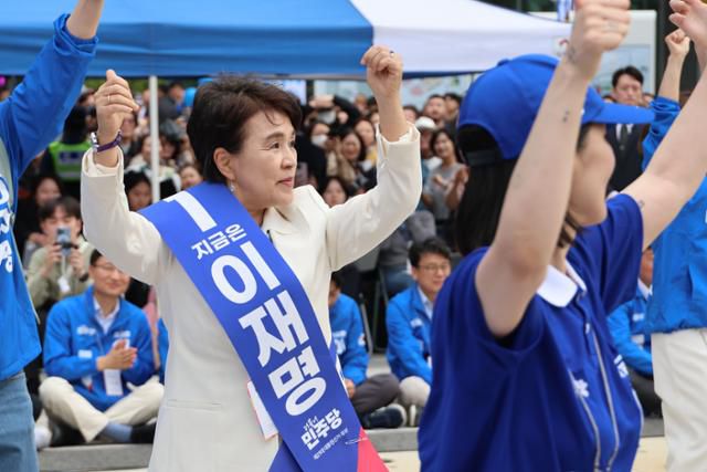 강금실(왼쪽) 더불어민주당 총괄선대위원장이 19일 서울 영등포구 타임스퀘어에서 열린 이재명 대선 후보의 유세에 참석해 선거운동원들과 함께 율동하고 있다. 연합뉴스