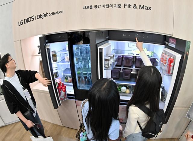 4월 25일 '2025 월드IT쇼'가 열린 서울 강남구 코엑스 전시장 LG전자 부스에서 관람객이 냉장고 'LG 디오스 오브제컬렉션 피트  맥스' 제품을 살피고 있다. 홍인기 기자