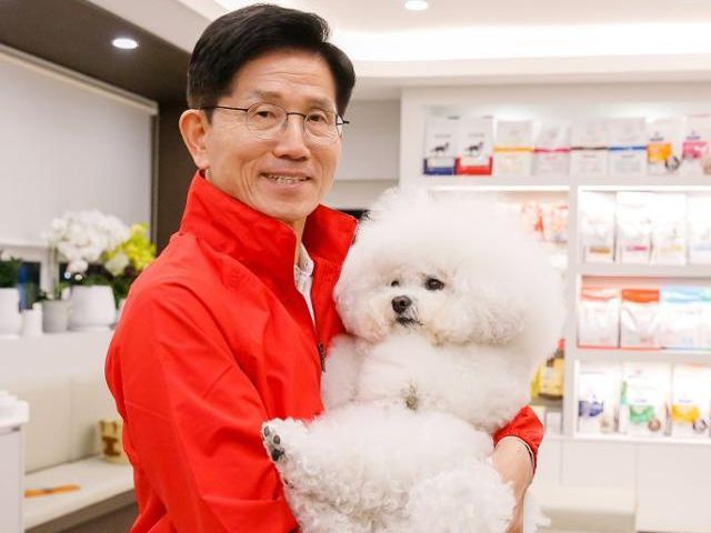 김문수 국민의힘 대선 후보가 대구의 동물병원에서 개를 안고 있다. 뉴시스