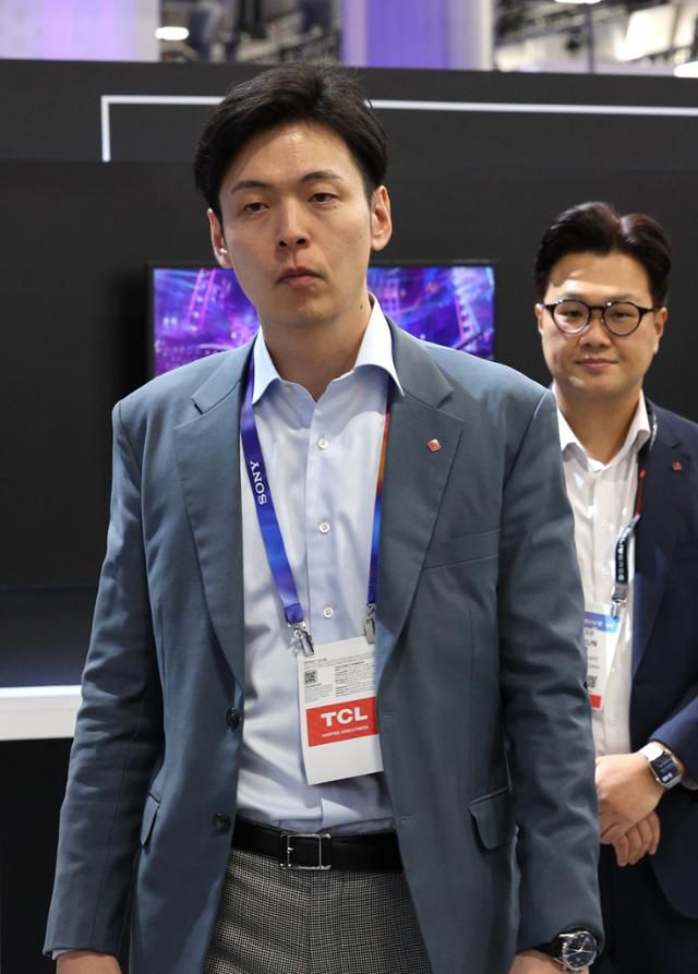 세계 최대 가전·정보기술(IT) 전시회 CES 2025 개막 첫날인 1월 7일 미국 네바다주 라스베이거스 컨벤션센터 노스홀 롯데이노베이트 전시관을 신유열(왼쪽) 롯데지주 미래성장실장(부사장)이 방문하고 있다. 연합뉴스