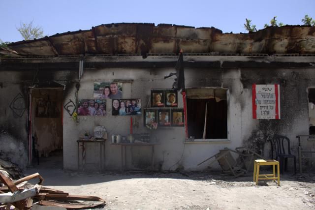 2023년 10월 7일 팔레스타인 무장 정파 하마스가 이스라엘 남부 니르오즈 키부츠를 기습 공격할 때 전소된 주택에 20일 희생된 거주자들의 사진이 붙어있다. 니르오즈=김현종 기자