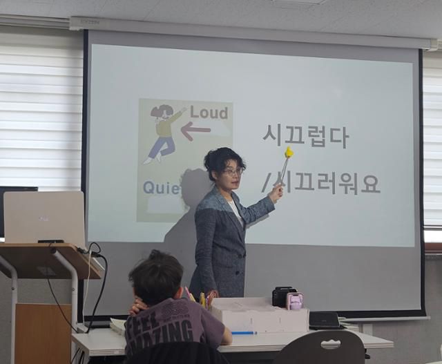 이혜영씨가 경기 화성 온누리다문화평생교육원에서 아이들을 가르치고 있다. 최현빈 기자