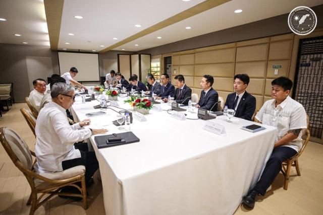 필리핀 대통령 직속 조직범죄대책위원회 (PAOCC) 관계자(왼쪽)들과 주필리핀 한국대사관 및 한인 사회 관계자들이 16일 마닐라에서 만나 한국인 겨냥 범죄 증가 대응 방안을 논의하고 있다. 필리핀 대통령실 제공