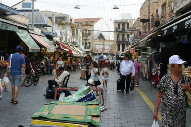 이스라엘 시민들이 지난 18일 예루살렘의 전통시장 '마하네 야후다'에서 장을 보고 있다. 예루살렘=김현종 기자